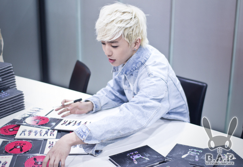 120228 B.A.P signing CD's 1459EE444F4CADC60D6D26