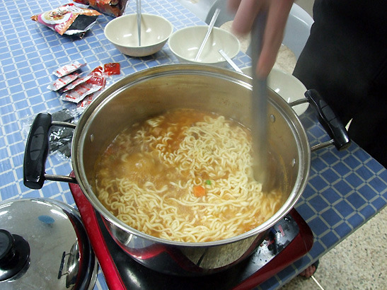 군인들 군대에서 라면끓어먹기 | 인스티즈