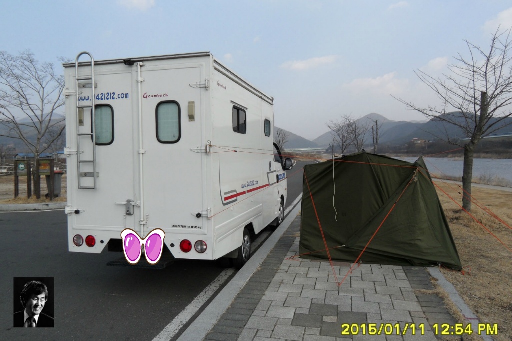 강변 야영장 이미지
