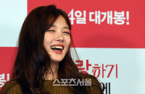 오늘자 시사회 김유정 | 인스티즈