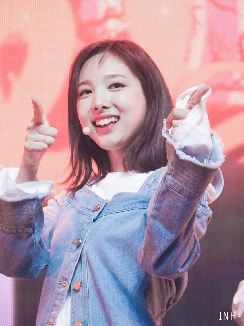 Re:이쁜 나연~찡이지만 과자흘리는 칠칠맞은 나연이 | 인스티즈