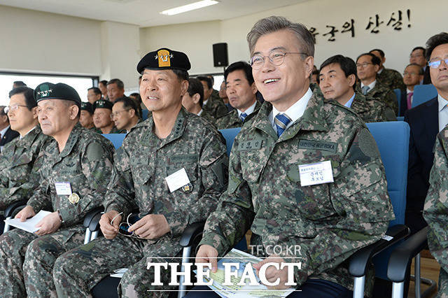 화력격멸훈련 참관하는 문재인 | 인스티즈