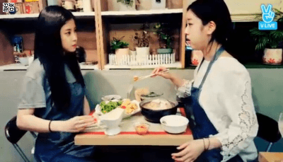 음식 만들어 먹는 에이핑크 초롱 보미.gif | 인스티즈