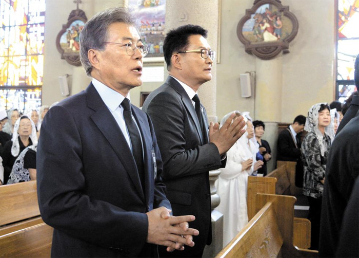 문재인 대통령 미사드리는 모습.jpg | 인스티즈
