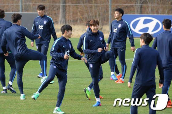 오늘자 굳은 표정으로 회복 훈련하는 축구대표팀 | 인스티즈