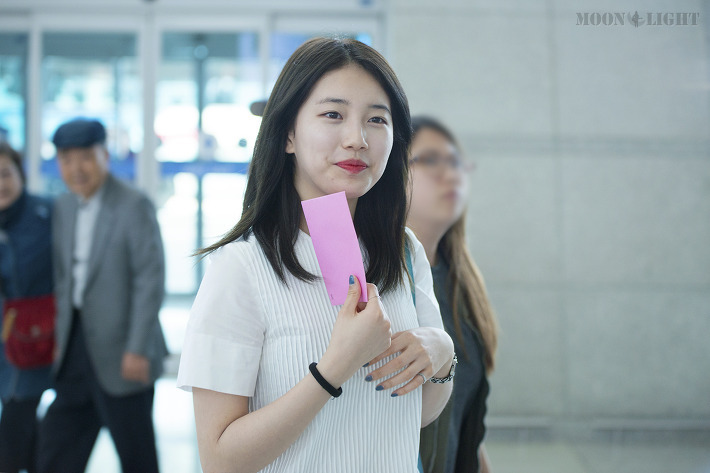 공항에서 만난 어머님이 사진 찍자니까 포즈 취하는 수지 | 인스티즈