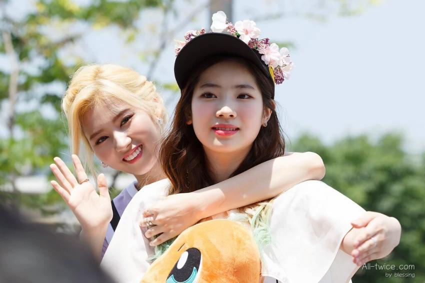 [트와이스] 피부가 두부처럼 하얀 둡둡 다현 짤들.jpg | 인스티즈