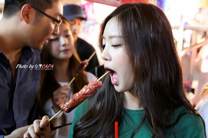꼬치 먹는 손나은 | 인스티즈