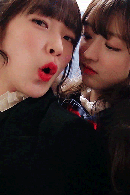 오마이걸 아린 유아 볼 뽀뽀.gif | 인스티즈