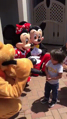 청각장애가 있는 아이를 대하는 디즈니랜드 직원의 소통 수준.gif | 인스티즈