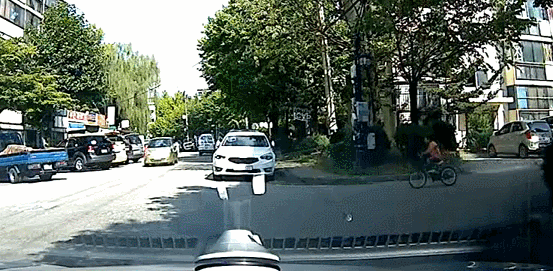 코너돌때 사각지대 확인해야되는이유.gif | 인스티즈