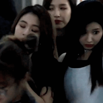 얼타는 사나 깨우는 채영.gif | 인스티즈