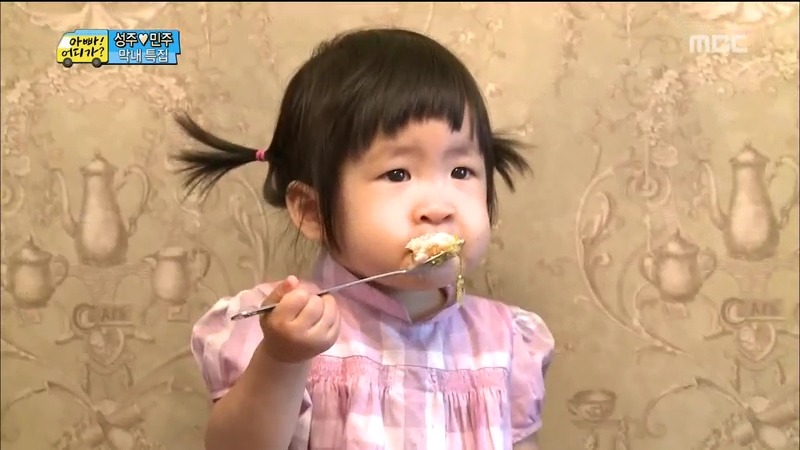 [아빠어디가] 여동생 보며 오빠미소 폭발하는 민국이.jpg | 인스티즈