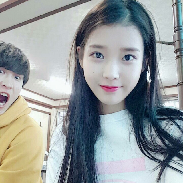이뻐 죽겠는 아이유 | 인스티즈