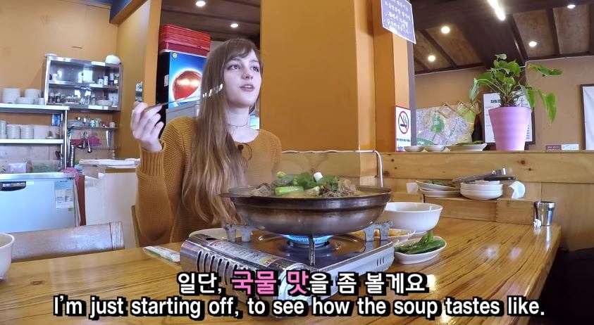 감자탕먹는 유투브 외국인 여자... | 인스티즈