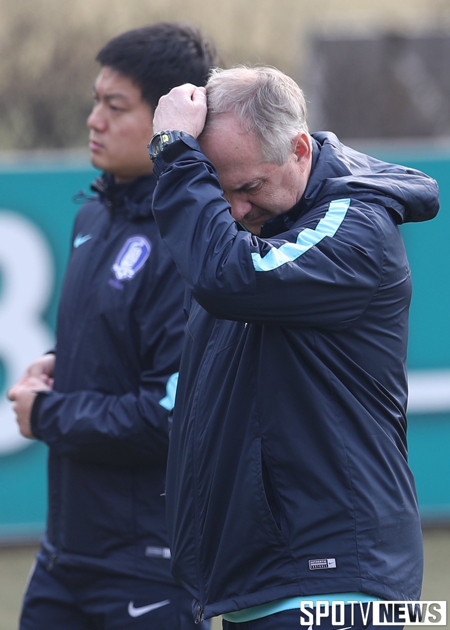 오늘자 굳은 표정으로 회복 훈련하는 축구대표팀 | 인스티즈