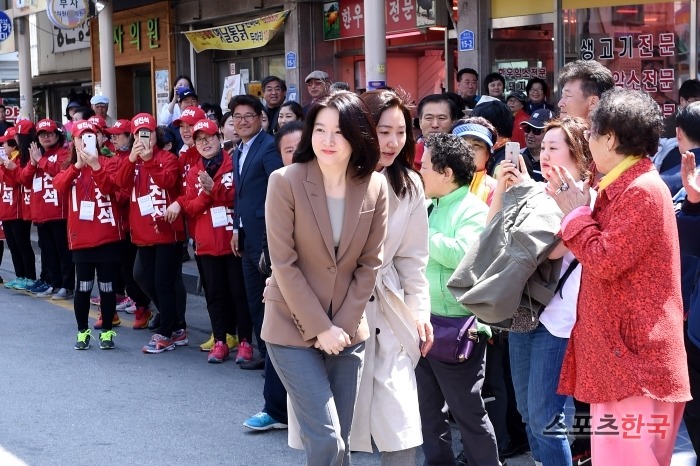 오늘자 새누리당 정진석 후보 지원유세하는 이영애.jpg | 인스티즈