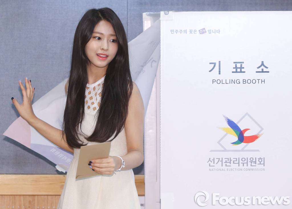 큰 사진으로 보는 오늘자 에이핑크 오하영-조보아-AOA 설현.jpg (20대 총선 사전 투표) | 인스티즈