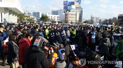 문재인 전 대표 차량 구미시청서 보수 시위대에 25분간 봉쇄 | 인스티즈
