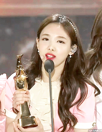 [트와이스] 2016년 활동으로 대상 트리플 크라운을 달성한 걸그룹 | 인스티즈