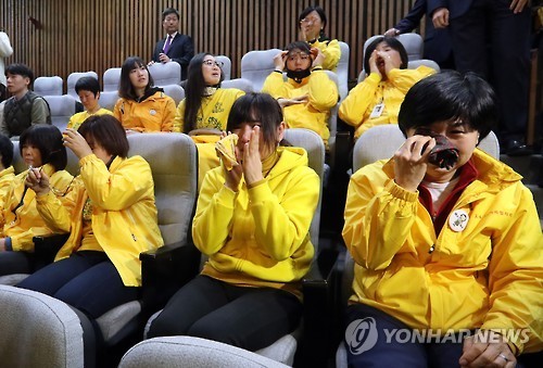 박근혜탄핵가결 에 눈물흘리는 세월호유가족 | 인스티즈