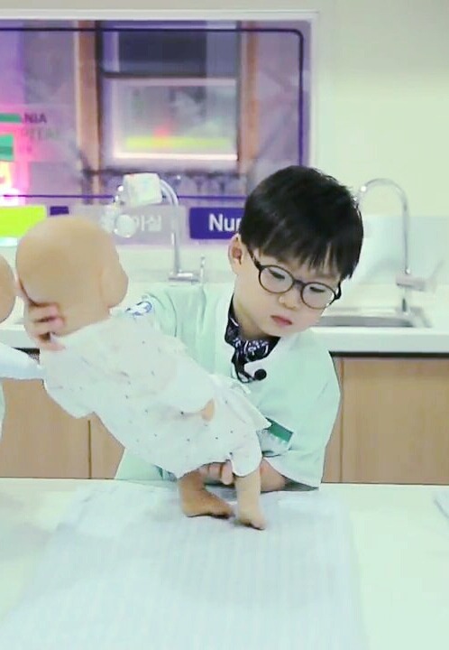 아기가 아기를 예뻐하는 삼둥이와 대박이♡♡♡ | 인스티즈