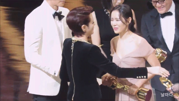 [청룡] 인기상 받은 후배들 안아주는 김혜수 (정우성은 안 안아줌 주의) | 인스티즈