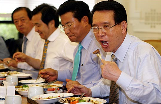 2008년 한나라당 미국산쇠고기 시식회.jpg | 인스티즈