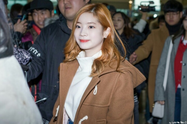 [트와이스] 떡볶이 코트 입고 출국하는 다현이 | 인스티즈