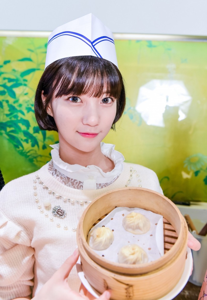 오마이걸 대만에서 만두 만들면서 찍은 사진들.JPG | 인스티즈