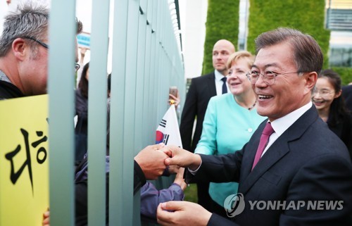독일 교민들과 만난 문 대통령.jpg | 인스티즈