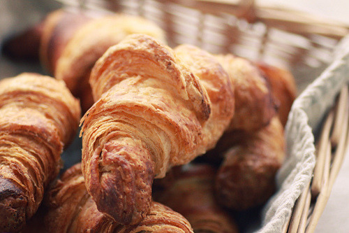 Croissant (크로와상) + Pain au Chocolat (뺑오쇼콜라) | 인스티즈