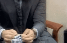 우유 안 흘리고 따르는 방법.gif | 인스티즈