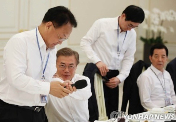 문재인 대통령을 바라보는 한민구.jpg | 인스티즈