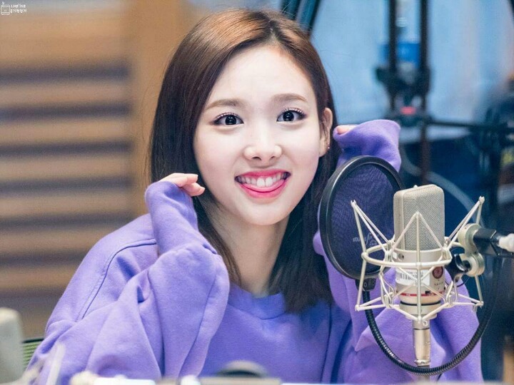 나를 쳐다보는 나연이 | 인스티즈