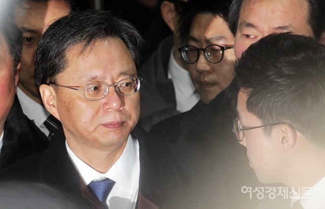 오늘자 우병우 법원 도착ㄷㄷㄷ | 인스티즈