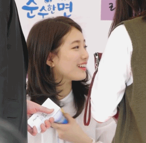 보기만 해도 기분이 좋아지는 수지와 팬들의 소통.gif | 인스티즈