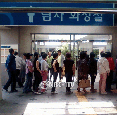 아무렇지 않게 고속도로 남자 화장실을 줄서서 들어가는 여성들.jpg | 인스티즈