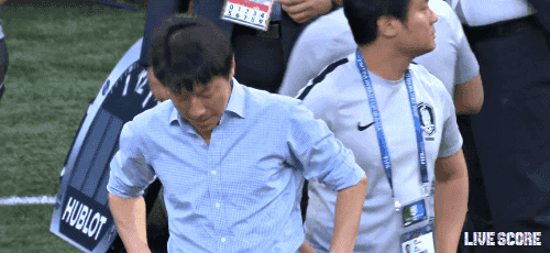 경기 종료 후 선수들 + 신태용 감독님.gif | 인스티즈