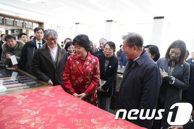 통역 맡은 대사관 직원에게 "이니시계"선물하는 대통령 | 인스티즈