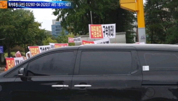 아무도 주목하지 않는 법원 앞 김경수시위.jpg | 인스티즈