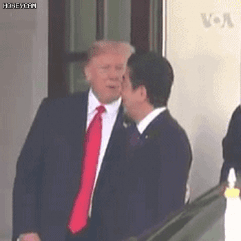문프와 아베를 대하는 트럼프의 자세 gif | 인스티즈