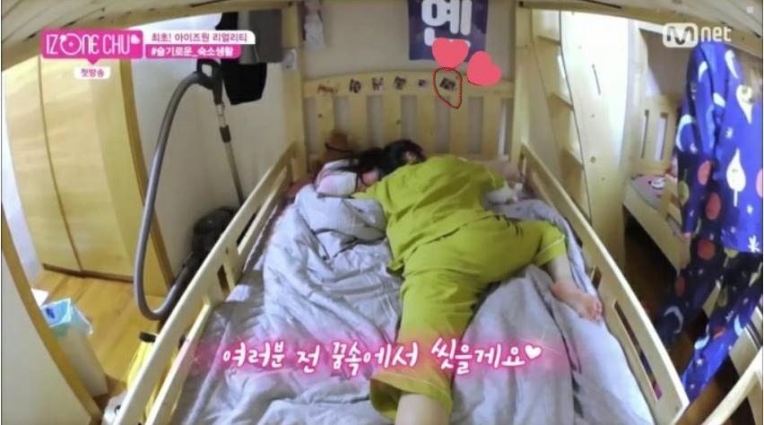 예나 침대에 붙혀 있는 사진...(feat.타카하시 쥬리) | 인스티즈