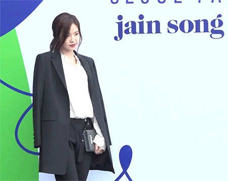 [에이핑크] 다시봐도 수트핏 정말 좋은 손나은.jpg.gif | 인스티즈