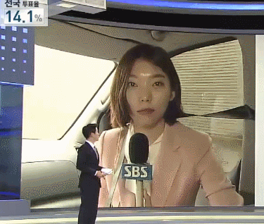 카메라 꺼진줄 알았던 기자누나.gif | 인스티즈