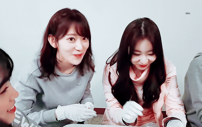 오늘자 아이즈원 사쿠라 채연 케미.gif | 인스티즈