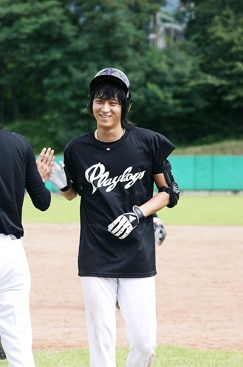 공놀이하는 강동원.gif | 인스티즈