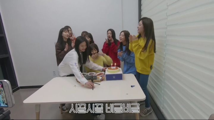 [Fromis_9] 캡틴 이새롬의 생일을 준비하는 귀요미들.jpg | 인스티즈