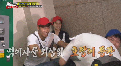 [런닝맨] 짬바 어디 안가는 능력자 김종국과 에이스 송지효.gif | 인스티즈