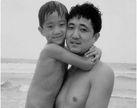 무려 27년간 매년 아들과 같은 사진을 찍은 아버지 | 인스티즈